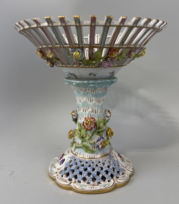 Lot 430 - A MEISSEN STYLE PORCELAIN PEDESTAL VASE