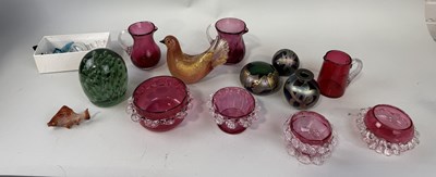 Lot 905 - A COLLECTION OF GLASSWARE TO INCLUDE ISLE OF WIGHT PAPERWEIGHTS