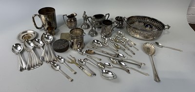 Lot 235 - A COLLECTION OF SILVER PLATE AND METAL ITEMS TO INCLUDE A JAPANESE BOX