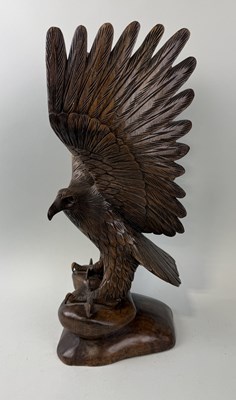 Lot 405 - A WOODEN SCULPTURE OF AN EAGLE WITH OUTSTRETCHED WINGS