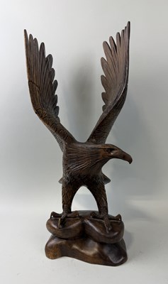 Lot 405 - A WOODEN SCULPTURE OF AN EAGLE WITH OUTSTRETCHED WINGS
