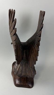 Lot 405 - A WOODEN SCULPTURE OF AN EAGLE WITH OUTSTRETCHED WINGS