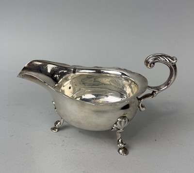 Lot 196 - A SILVER GRAVY BOAT