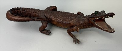 Lot 902 - A TAXIDERMY CROCODILE