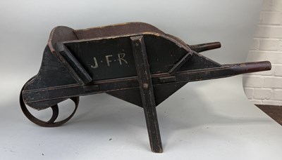 Lot 832 - AN EARLY 20TH CENTURY CHILDREN'S WHEELBARROW