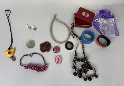 Lot 907 - A COLLECTION OF 1970S AND 1980S COSTUME JEWELLERY