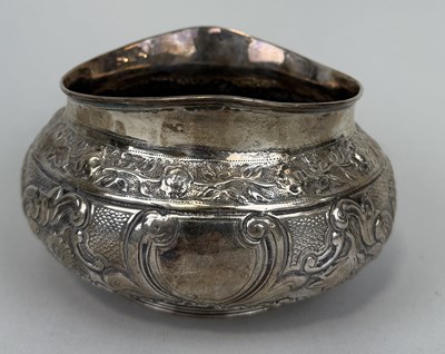 Lot 205 - A GEORGIAN SILVER POT