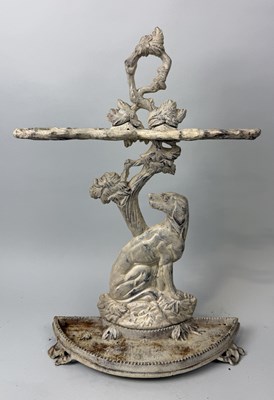 Lot 820 - AN ANTIQUE CAST IRON STICK STAND WITH A DOG