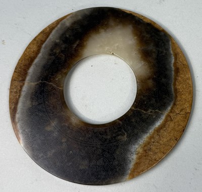 Lot 68 - A CHINESE JADE / AGATE BI POSSIBLY HAN / ZHOU DYNASTY WITH INCISED DETAIL