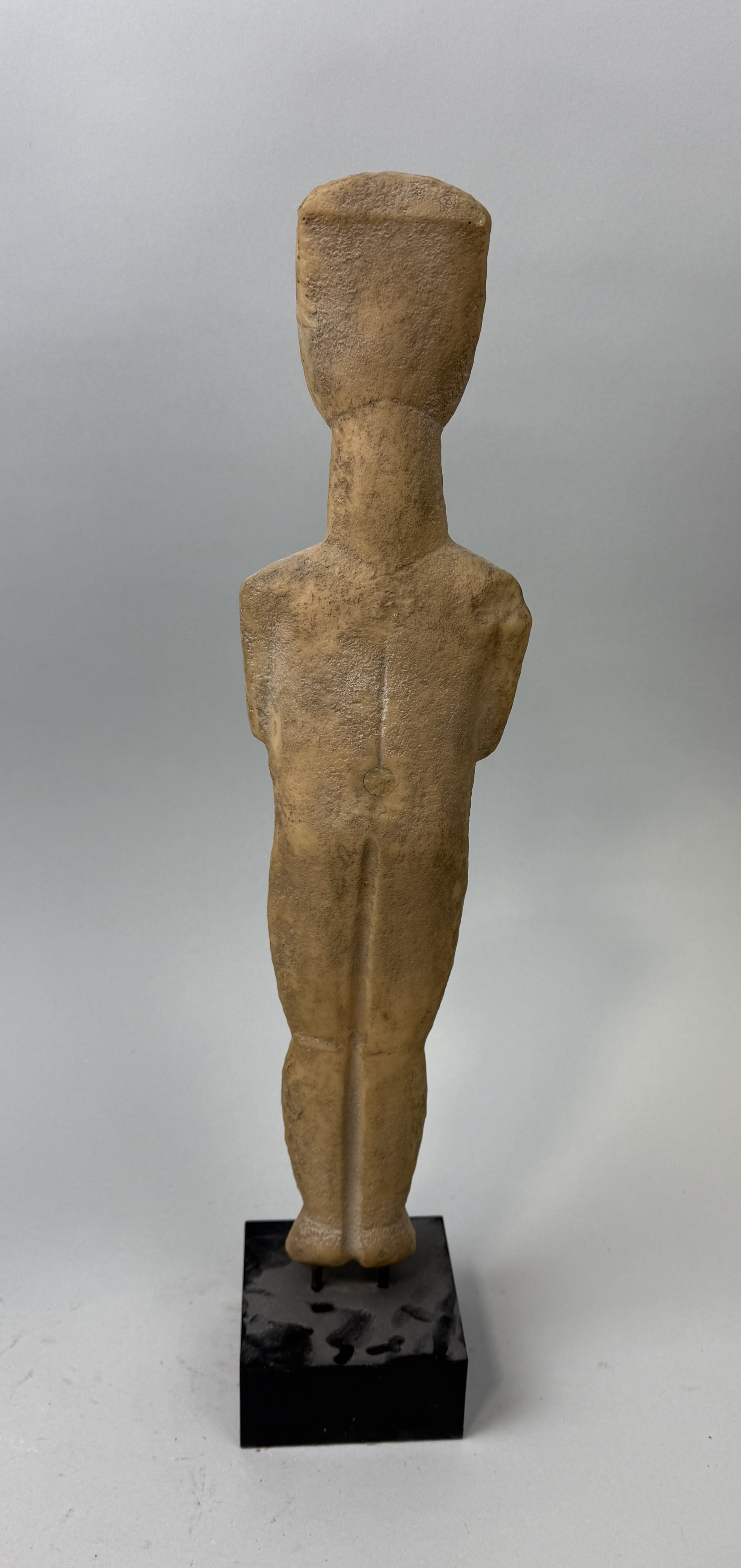 Lot 141 - A CYCLADIC STYLE FEMALE FIGURE SCULPTURE,
