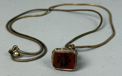 Lot 85 - A RED STONE FOB POSSIBLY CARNELIAN SET IN GILT METAL WITH METAL CHAIN