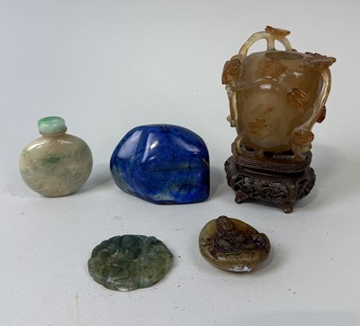 Lot 75 - CHINESE ITEMS TO INCLUDE A JADE SNUFF BOTTLE WITH NEPHRITE JADE STOPPER, A LAPIS LAZULI BOULDER, AGATE VASE, TWO JADE BUDDHA CARVINGS