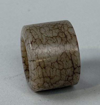 Lot 129 - A CHINESE JADE ARCHERS RING, QING DYNASTY