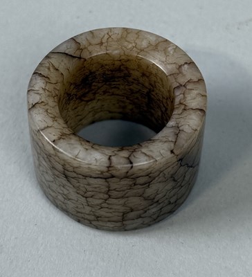Lot 129 - A CHINESE JADE ARCHERS RING, QING DYNASTY