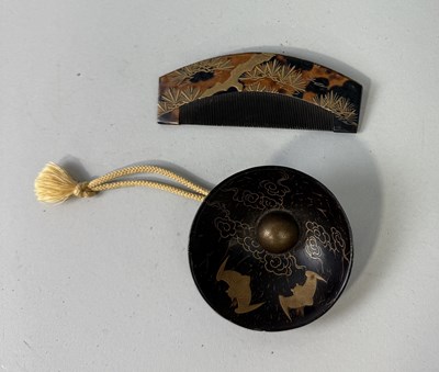 Lot 128 - A GOLD LACQUERED FAUX TORTOISESHELL JAPANESE COMB ALONG WITH A CHARM DECORATED WITH BATS