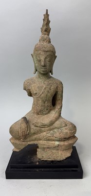 Lot 77 - AN ANTIQUE THAI BRONZE BUDDHA