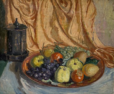 Lot 472 - WILLIAM SAMUEL HORTON (AMERICAN 1865-1936): AN OIL PAINTING ON BOARD DEPICTING A STILL LIFE WITH FRUIT AND A LANTERN