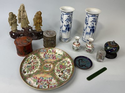 Lot 164 - A COLLECTION OF CHINESE ITEMS TO INCLUDE A PAIR OF 19TH CENTURY BLUE AND WHITE SLEEVE VASES