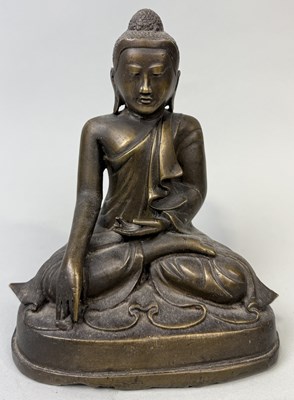 Lot 393 - A BRONZE BUDDHA