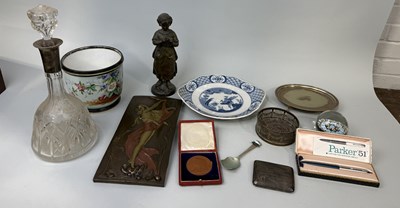 Lot 204 - A MIXED LOT TO INCLUDE PAPER WEIGHT, SILVER CIGARETTE CASE, DECANTER, METAL FIGURE MARKED MOREAU, PARKER PEN, PAPERWEIGHT, JUBILEE MEDAL