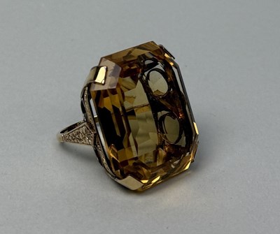 Lot 320 - AN ANTIQUE 18CT GOLD RING SET WITH A LARGE ORANGE POSSIBLY CITRINE