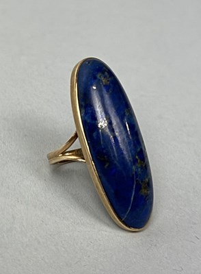 Lot 326 - A LAPIS LAZULI OVAL RING SET IN HIGH CARAT GOLD