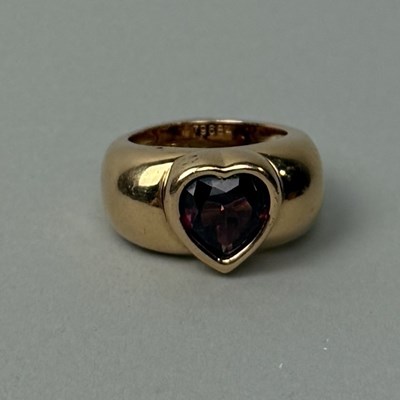 Lot 319 - A PIAGET 18CT GOLD RING SET WITH A CENTRAL RED STONE