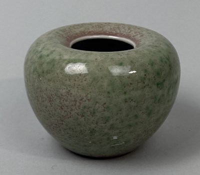 Lot 159 - A CHINESE APPLE POT, LATE QING DYNASTY