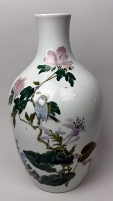 Lot 163 - A CHINESE VASE, REPUBLIC PERIOD DECORATED WITH BIRDS, MARK FOR HUNAN PORCELAIN COMPANY