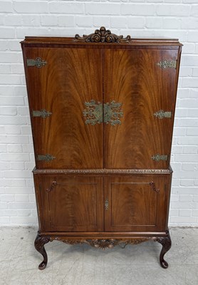 Lot 804 - A QUEEN ANNE STYLE REPRODUCTION MAHOGANY VENEERED COCKTAIL CABINET