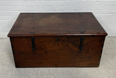 Lot 768 - AN 18TH CENTURY ELM BLANKET BOX WITH ORIGINAL IRONMONGERY