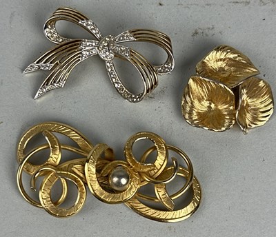 Lot 850 - A COLLECTION OF DESIGNER BROOCHES INCLUDING BOUCHER, KRAMER AND GROSSE