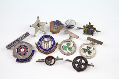 Lot 259 - 10 VINTAGE HALLMARKED .925 STERLING SILVER PIN & LAPEL BADGES INCLUDING ENAMEL