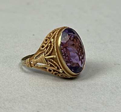 Lot 329 - AN ANTIQUE AMETHYST AND HIGH CARAT FILIGREE GOLD RING