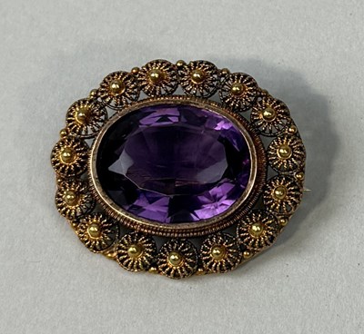 Lot 330 - AN ANTIQUE AMETHYST AND HIGH CARAT GOLD BROOCH