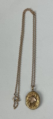 Lot 328 - AN ANTIQUE 9CT GOLD CHAIN WITH LOCKET