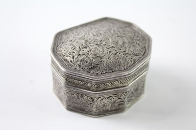 Lot 211 - AN ANTIQUE .800 SILVER SCROLLING LEAF DESIGN TRINKET BOX