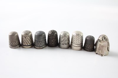 Lot 230 - A GROUP OF EIGHT .925 STERLING SILVER THIMBLES INCLUDING ANTIQUE, CHARLES HORNER