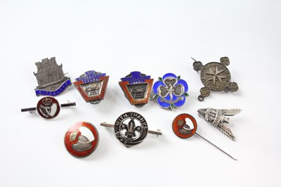 Lot 280 - A GROUP OF TEN VINTAGE .925 STERLING SILVER PIN BADGES TO INCLUDE ENAMEL, GIRL GUIDES