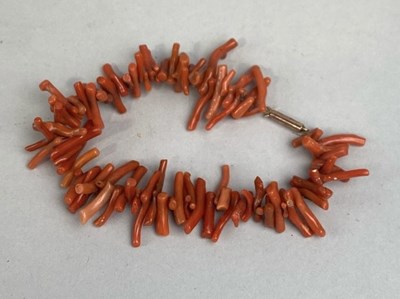 Lot 330A - AN ANTIQUE CORAL BRACELET WITH 9CT GOLD MOUNTS