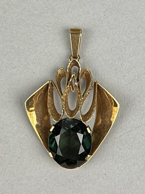 Lot 330C - A 14CT GOLD PENDANT SET WITH A LARGE GREEN STONE