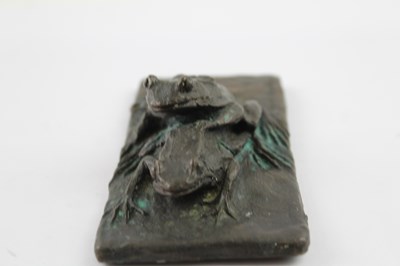 Lot 1199 - AN ANTIQUE/VINTAGE CAST BRONZE SCULPTURE OF 2 FROGS (958G