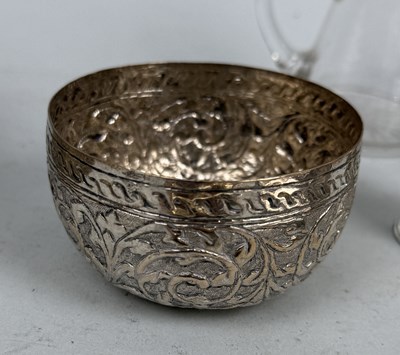 Lot 335 - A COLLECTION OF SILVER ITEMS TO INCLUDE SOUTH EAST ASIAN BOWLS, DECO ASHTRAY, MADEIRA LABEL, VANITY, CRUET ETC