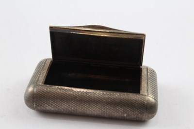 Lot 342 - AN ANTIQUE GEORGE IIII 1805 LONDON STERLING SILVER RECTANGULAR SNUFF BOX