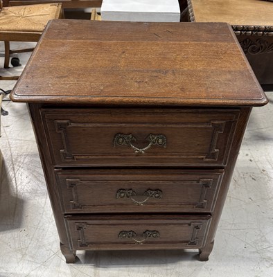 Lot 838 - AN ANTIQUE FRENCH PROVINCIAL OAK CHEST OF DRAWERS