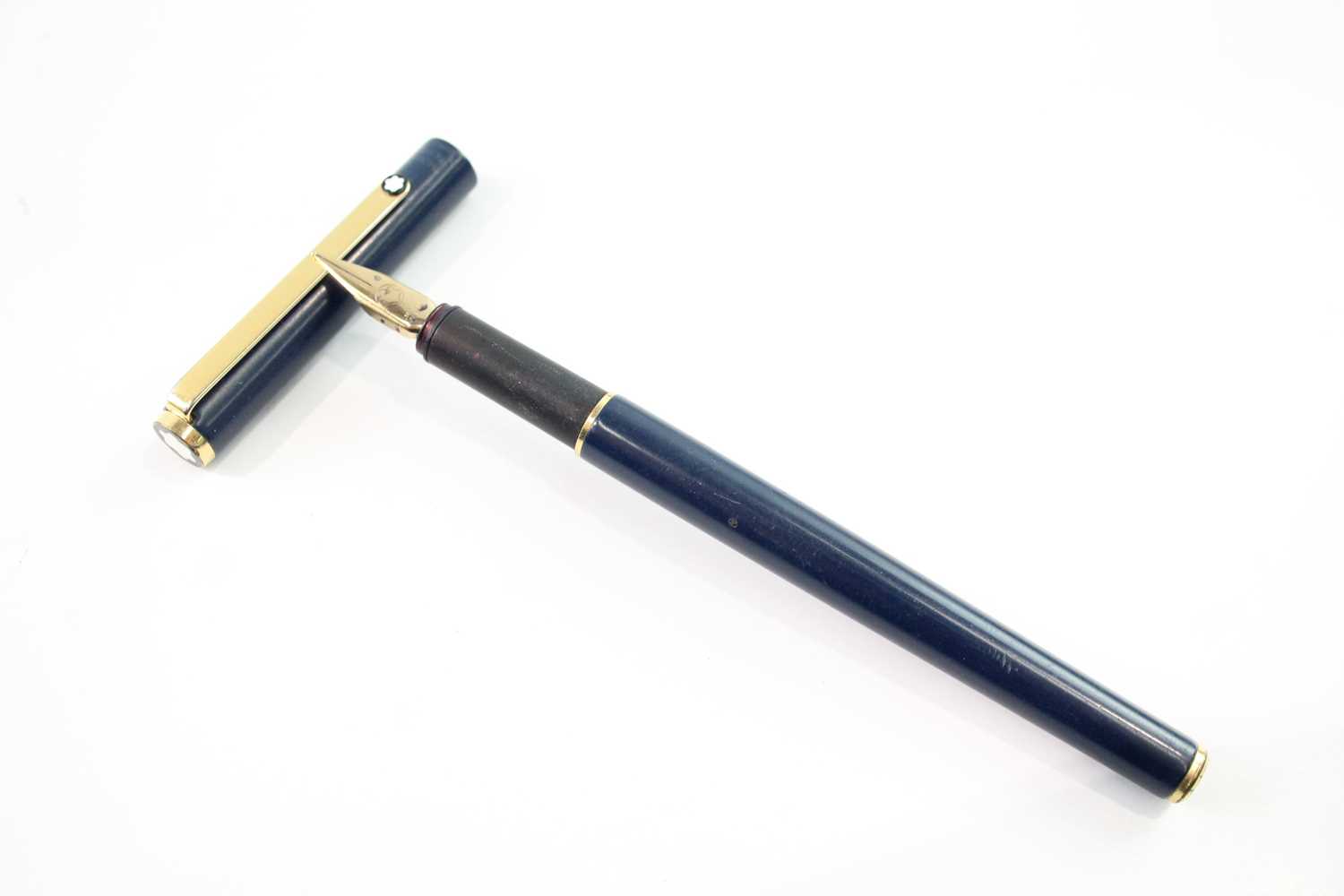 Lot 405 - A MONTBLANC SLIMLINE NAVY CASED FOUNTAIN PEN WITH GOLD PLATE NIB