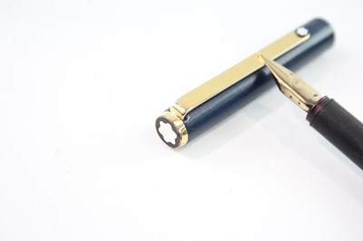 Lot 405 - A MONTBLANC SLIMLINE NAVY CASED FOUNTAIN PEN WITH GOLD PLATE NIB
