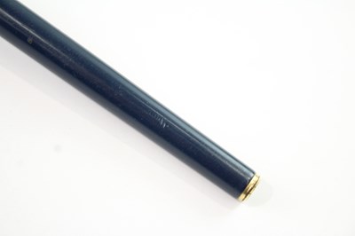 Lot 405 - A MONTBLANC SLIMLINE NAVY CASED FOUNTAIN PEN WITH GOLD PLATE NIB