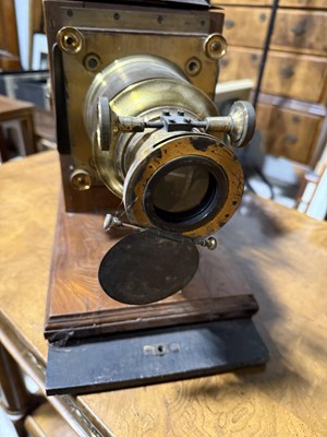 Lot 704 - AN ANTIQUE MAGIC LANTERN IN ORIGINAL WOODEN CRATE