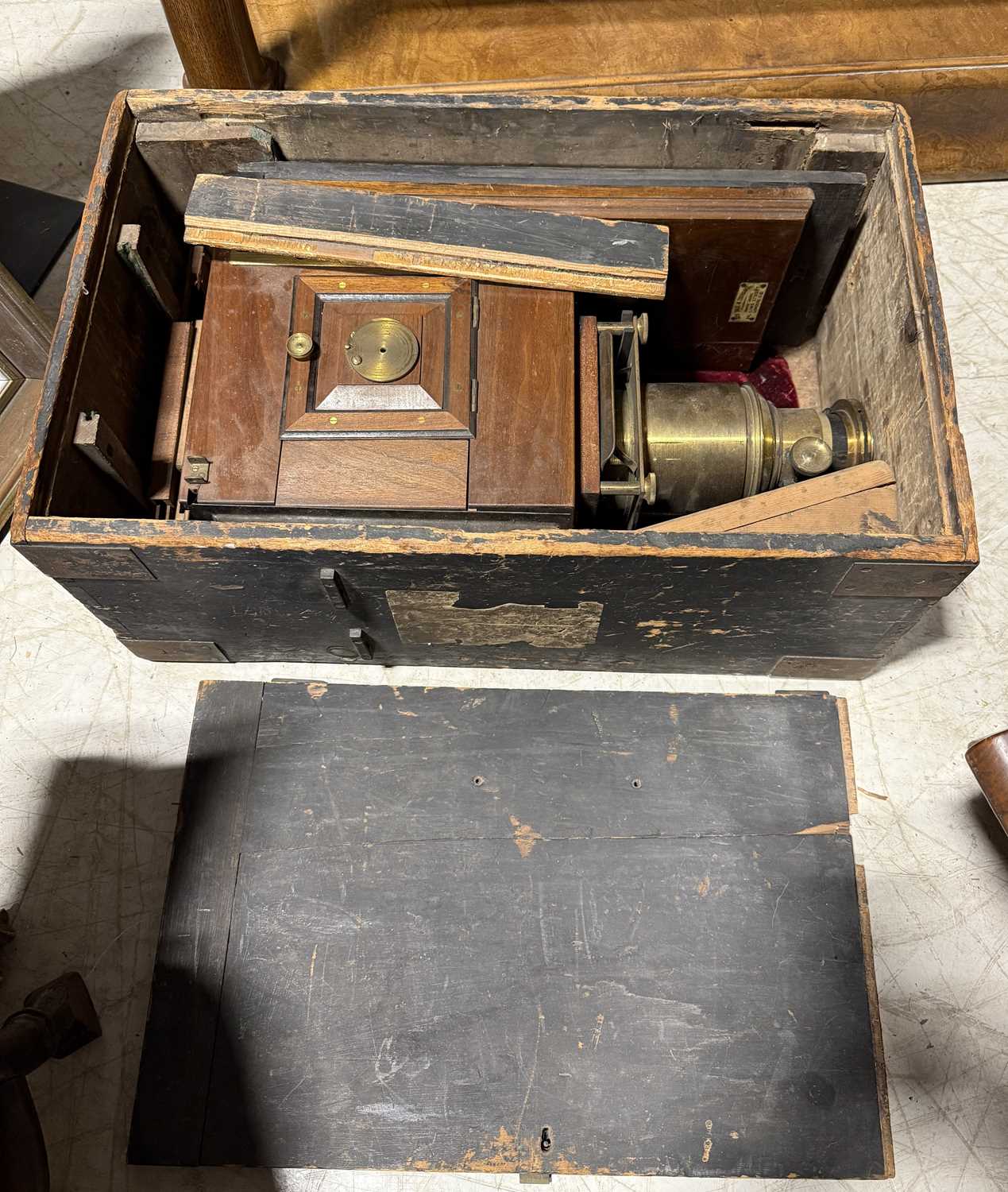 Lot 704 - AN ANTIQUE MAGIC LANTERN IN ORIGINAL WOODEN CRATE